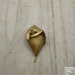 Vintage Gold tone Leaf brooch